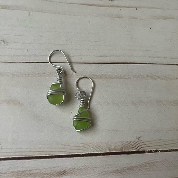 Silver and Green Stone Bracelet and Earring Set - Picture 4 of 4